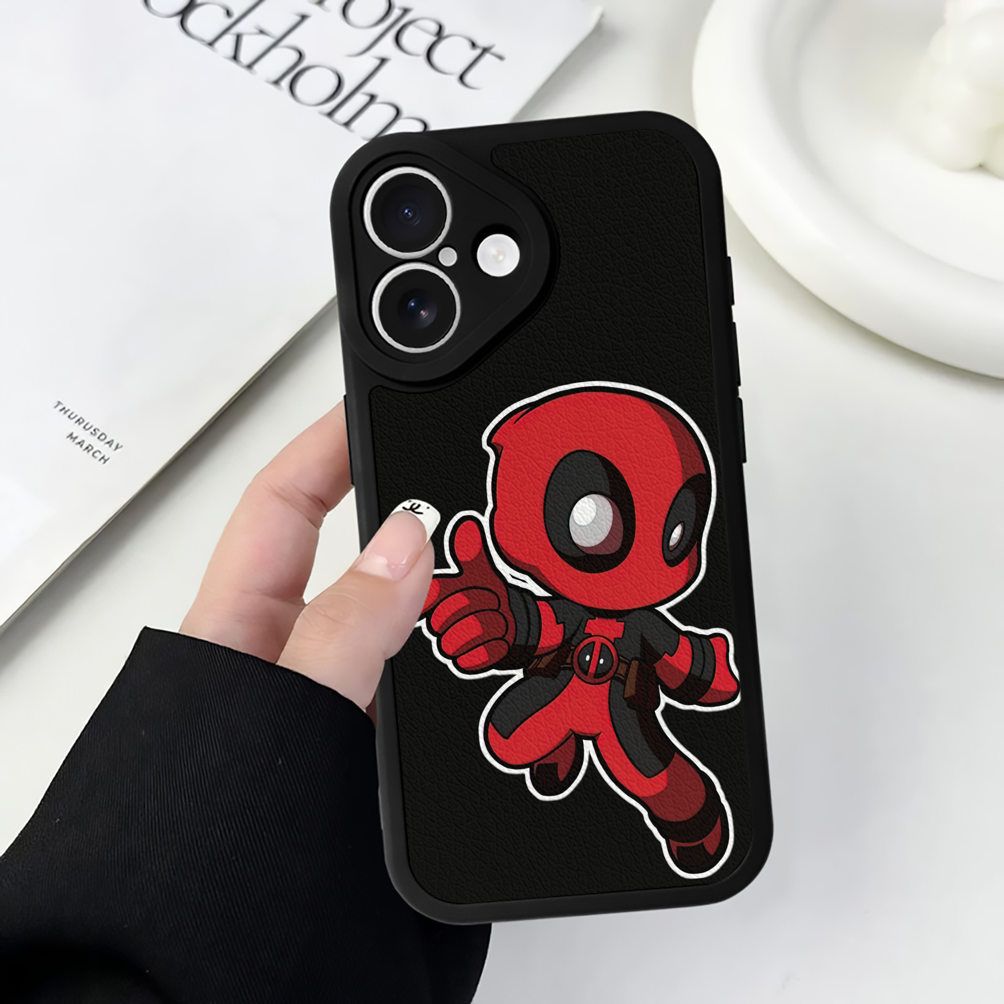 （画像用） Deadpool デッドプール 【iPhone 16シリーズ対応】シリコンスマホケース（レザー調） 材質：シリコン
